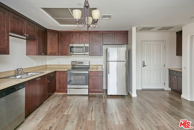 Building Photo - 1167 S Hoover St