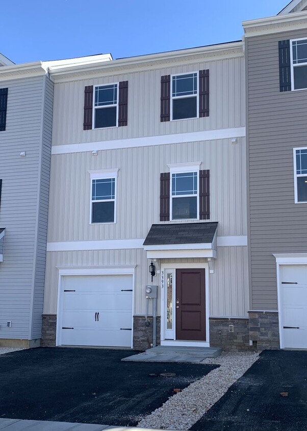 Primary Photo - Beautiful, 3-story modern townhome with 3 ...