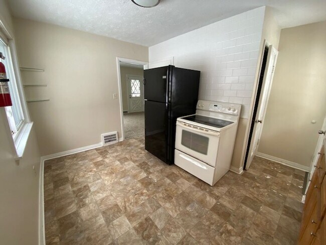 Foto del edificio - Cozy West Akron Ranch w/ Finished Basement & Garage