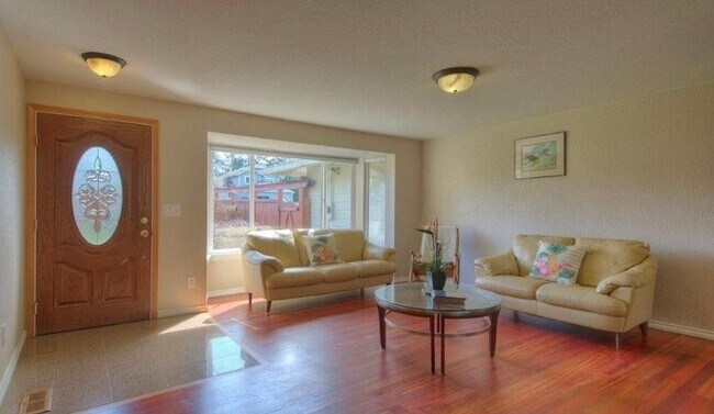 Building Photo - Charming Three Bedroom Rambler in Kent