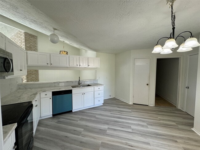 Building Photo - 20030 Lions Gate Dr