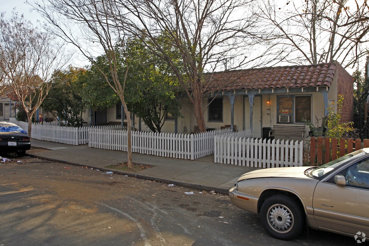 Primary Photo - 2381-2391 Fairfield St