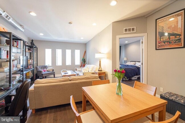 Building Photo - 135 N 3rd St