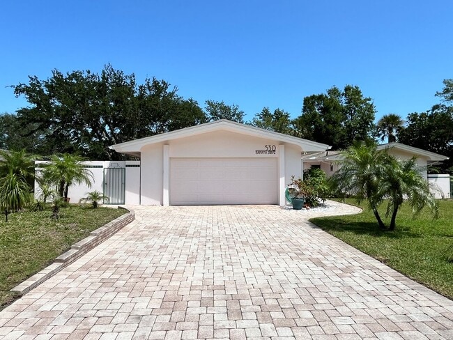 Building Photo - Beautiful beachside home!