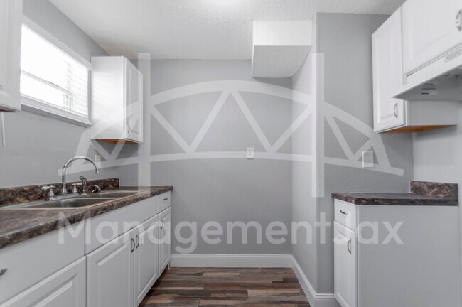 Foto del edificio - 216 E 2nd St