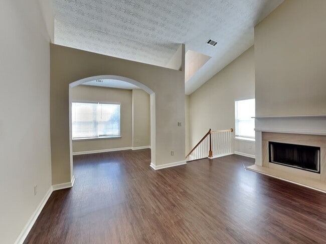 Foto del edificio - 320 Lake Royale Pl