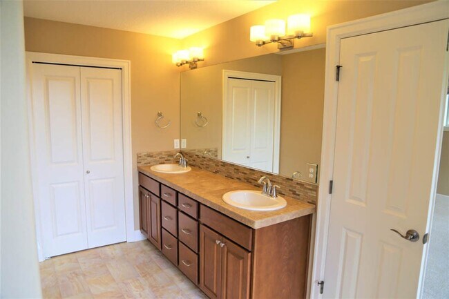 Building Photo - Nice 3bed/2.5 Bath+Den Home, Gas Range