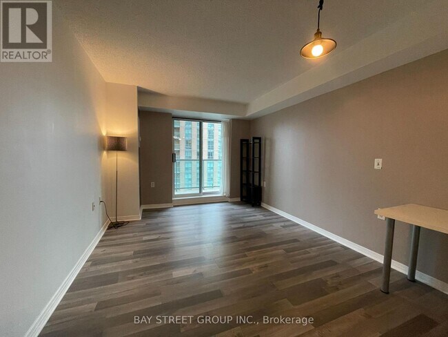 Photo du bâtiment - 906-920 OLIVE Ave