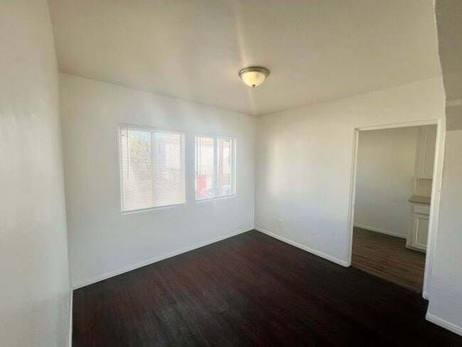 Building Photo - Charming Upstairs 2BR/1BA Apartment in Nor...