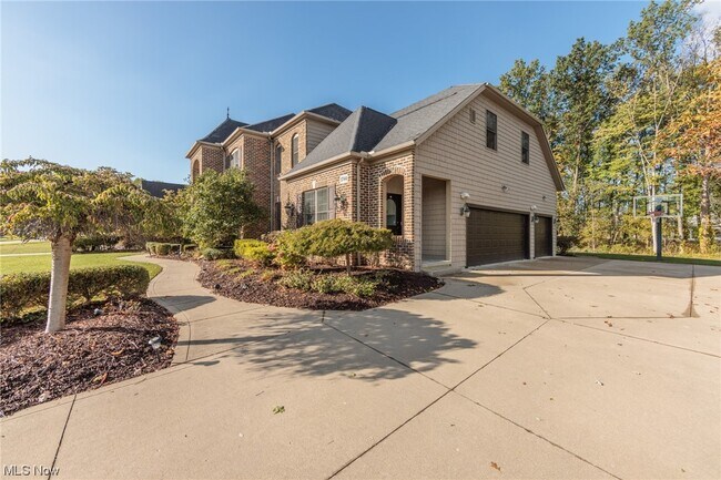 Building Photo - 1744 Bur Oak Dr