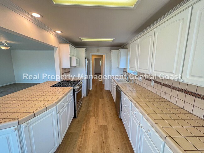 Foto del edificio - AVAILABLE SEPTEMBER - Beautiful Home With ...