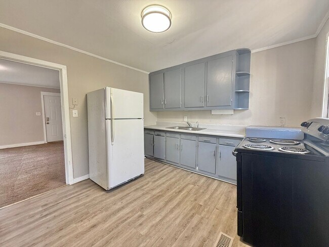 Building Photo - Newly Renovated 2 Bedroom 1 Bath Home In S...