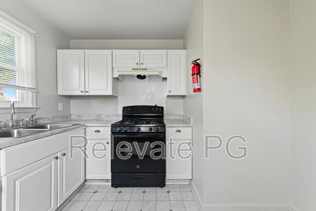 Building Photo - 319 Britton St