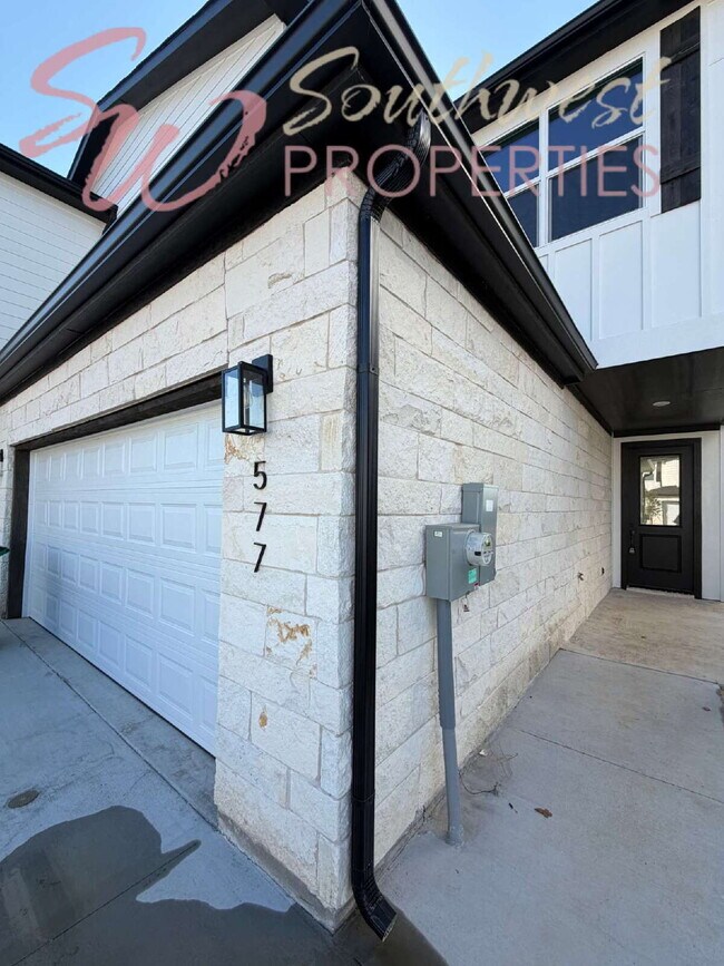 Building Photo - FOUR bedroom townhouse. Off campus living with easy, close to campus style!