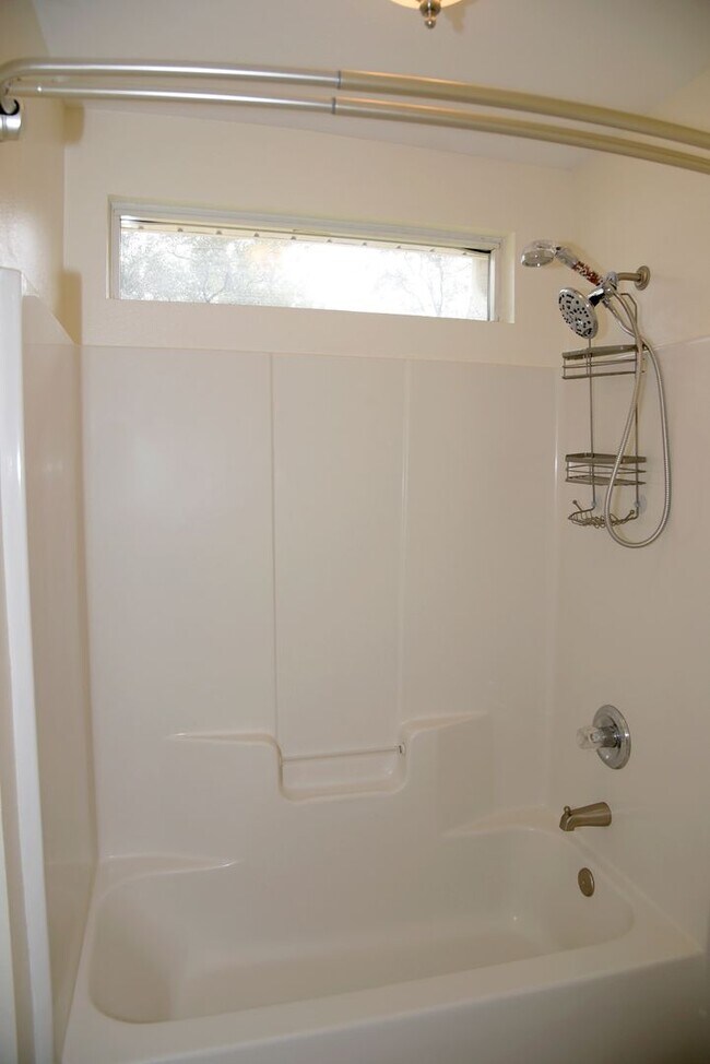 Foto del edificio - Central Niceville Home with Lawncare Included!
