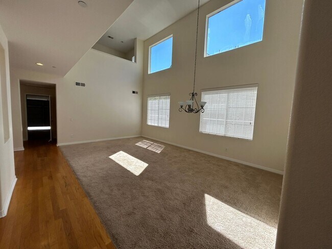 Building Photo - Spacious Home in Gated Community