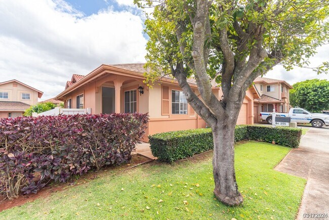 Foto del edificio - RARELY AVAILABLE 2BR 2BA HOUSE w/2-CAR GAR...
