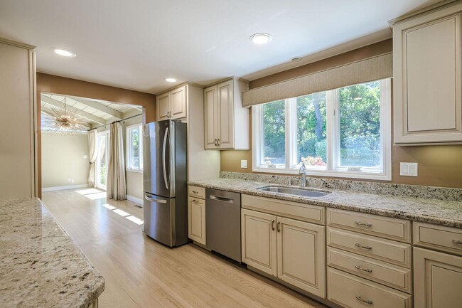 Foto del edificio - 5 Bedroom / 3 Bathroom House in Burlingame...
