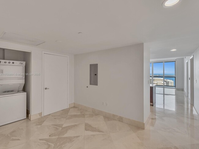 Building Photo - 475 Brickell Ave
