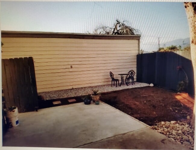 Building Photo - 745 S Lark Ellen Ave