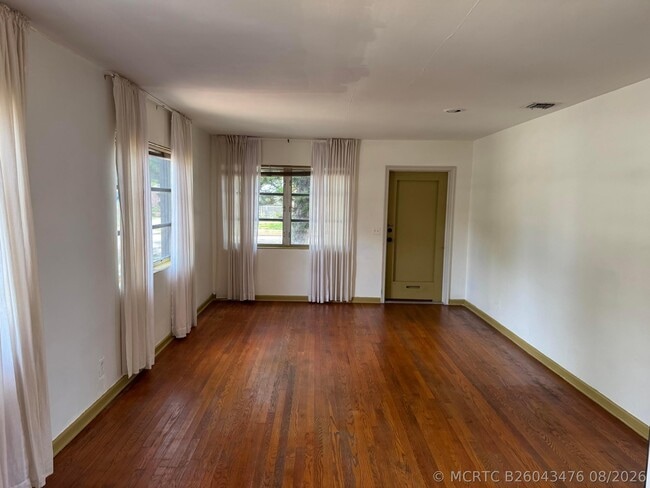 Building Photo - 2919 Poinsettia Ave