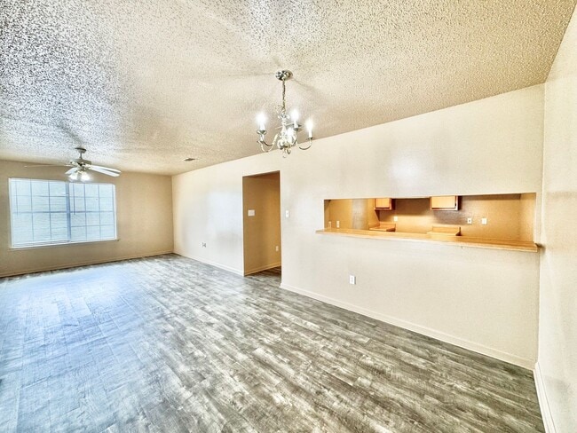 Foto del edificio - Three Bedroom Apartment with Spacious Dining and Living Area