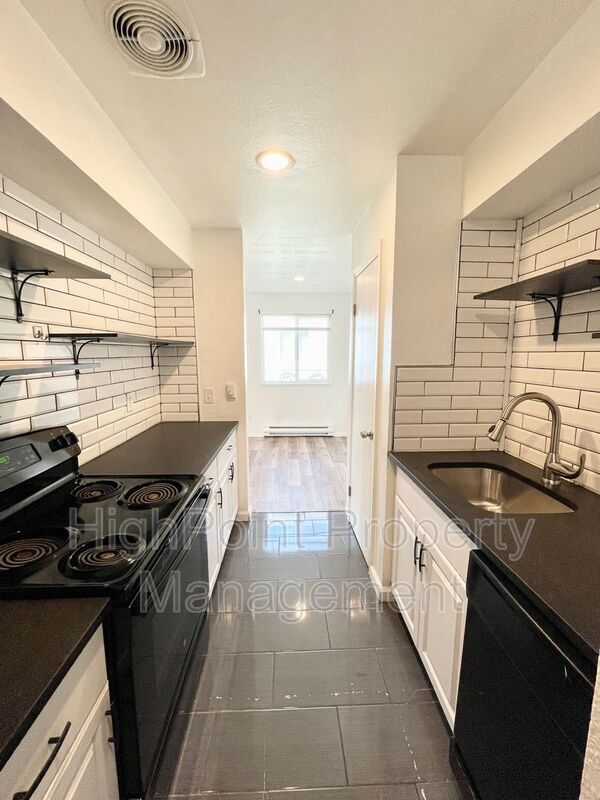 Building Photo - 322 21st Ave