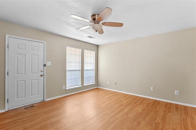 Foto del edificio - 2549 E Renfro St