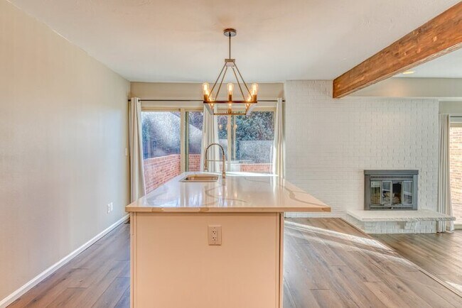 Building Photo - Fully Renovated Townhome on the 16th Green!