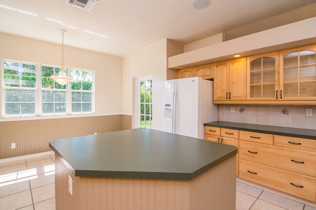 Building Photo - 144 Palm View Dr