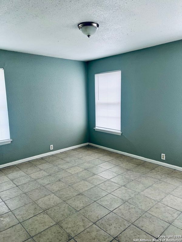 Foto del edificio - 243 Maplewood Ln