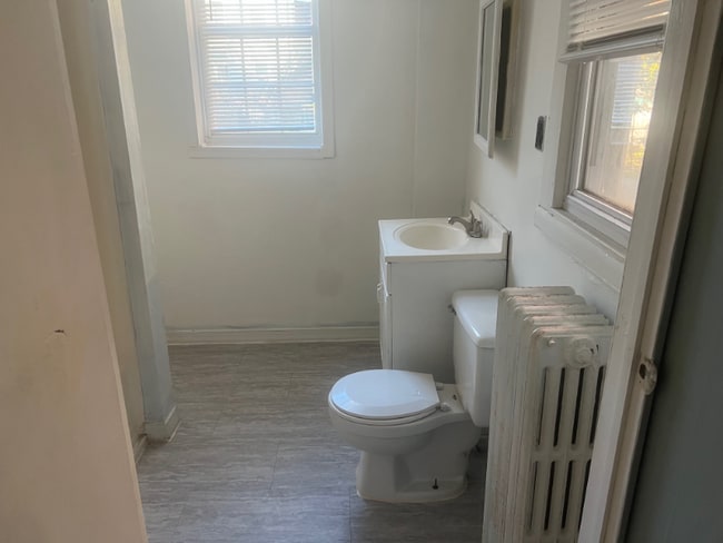 Building Photo - 109 E Stewart Ave