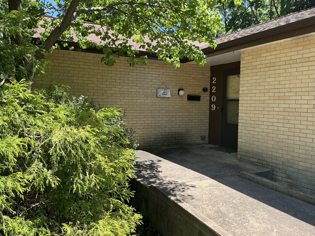 Building Photo - 2209 Grange Cir