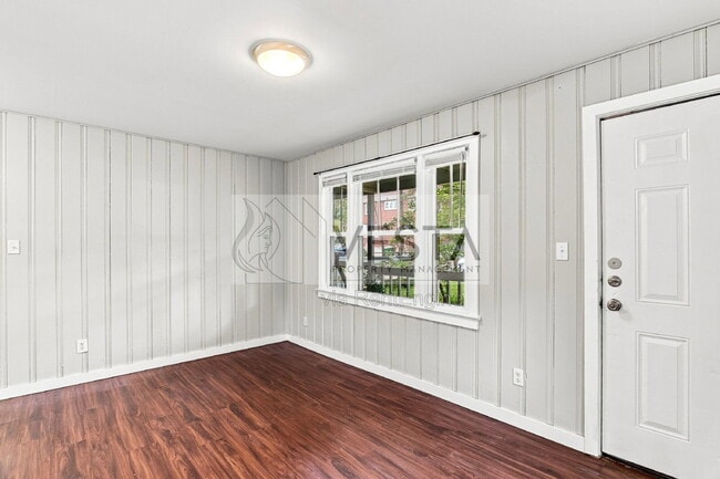 Building Photo - 4 Farrwood Ave