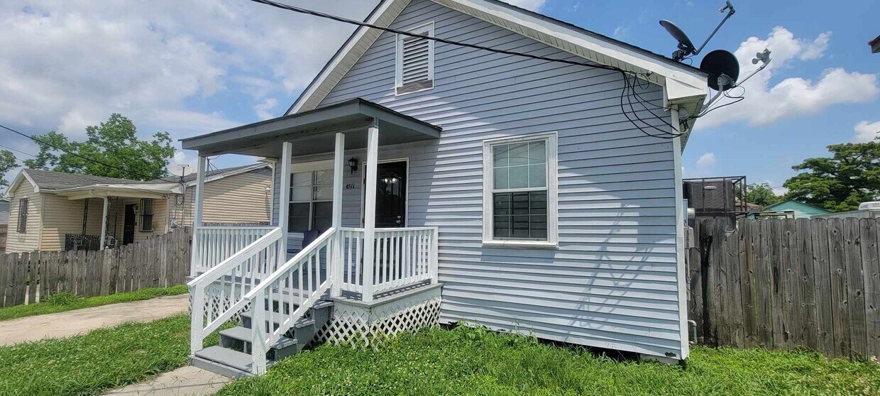 Primary Photo - Well Kept 5 bedroom Single Family Home