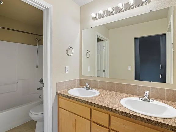 Foto del edificio - "Charming 3-Bed Oasis in Monmouth with Cozy Fireplace & Stylish Furnishings!"