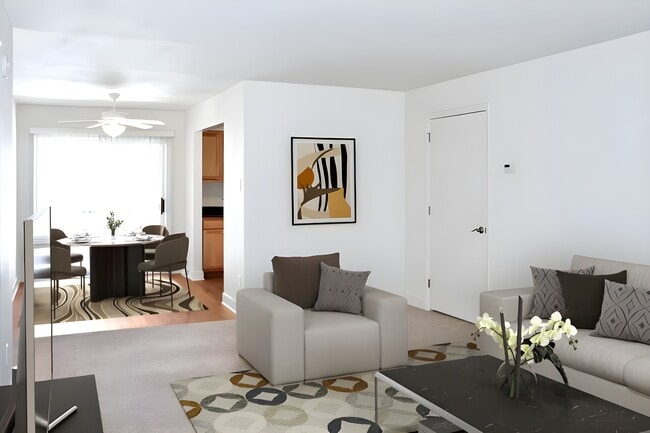 Building Photo - Court Royale