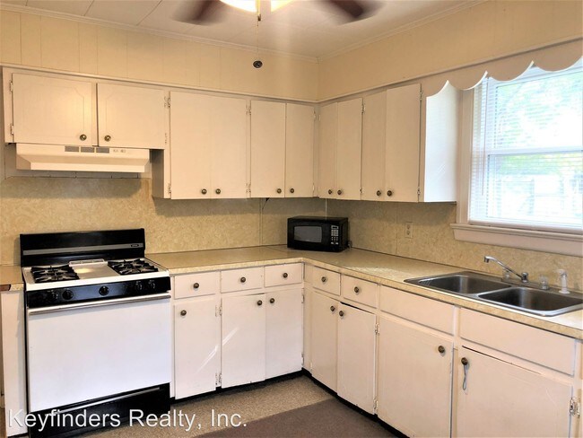 Building Photo - 2 br, 1 bath House - 631 Michigan Ave.