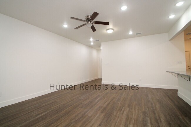 Foto del edificio - Upscale Three-bedroom Townhome!