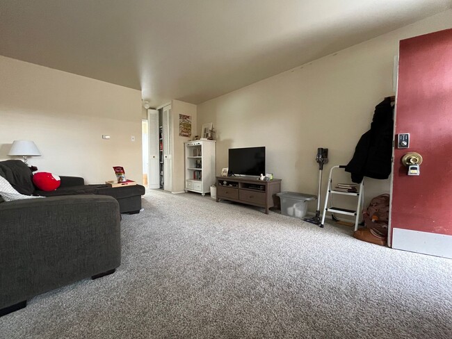 Building Photo - Large 1 BR Condo Available 08/06/2024! Gre...