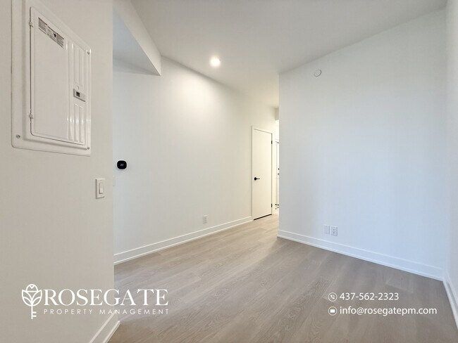 Photo du bâtiment - 1-Bedroom + Den Condo with 2 Bathrooms, Parking, Locker & Rogers Internet – Scarborough