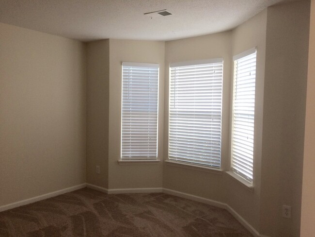 Foto del edificio - Move-in Ready spacious 4-bedroom home in F...