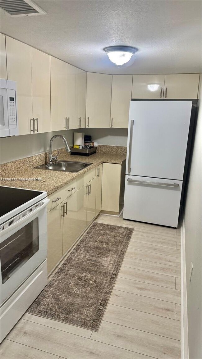 Foto del edificio - 8794 SW 12th St