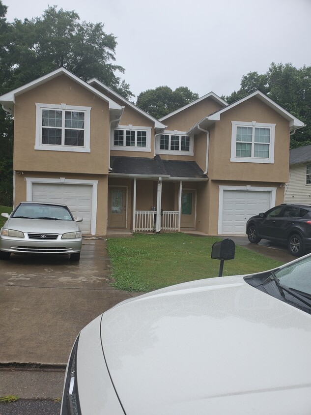 3 Bedroom 2 1/2 bath Section 8 only - 309 Louise Ln
