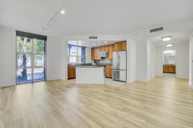 Building Photo - 175 W St James St