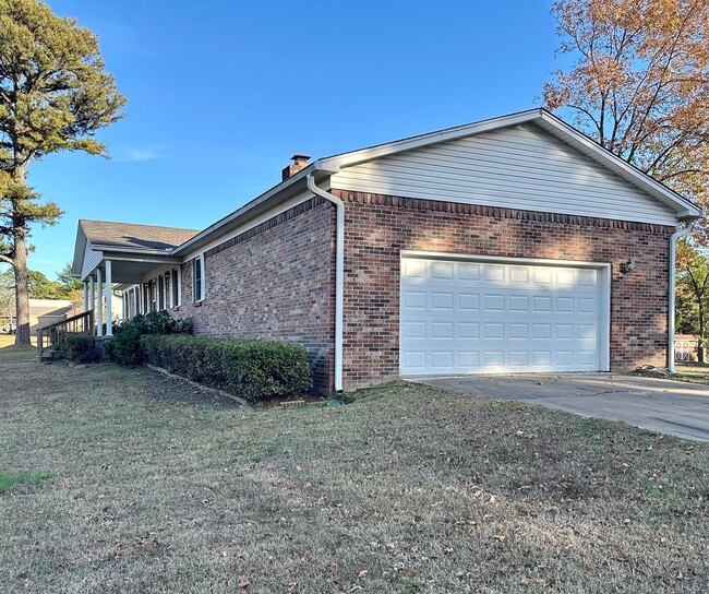 Building Photo - Introducing a charming 3-bedroom, 2-bathro...