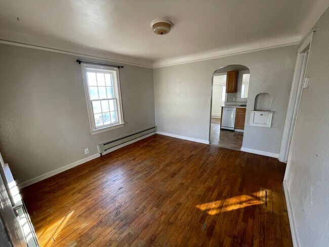 Building Photo - Centrally Located 3 bedroom home *Section ...