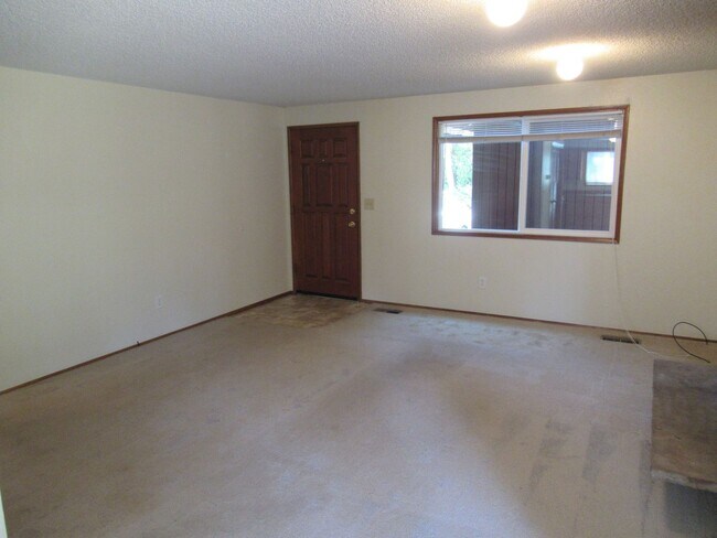 Building Photo - Large Two Bedroom w/ Garage