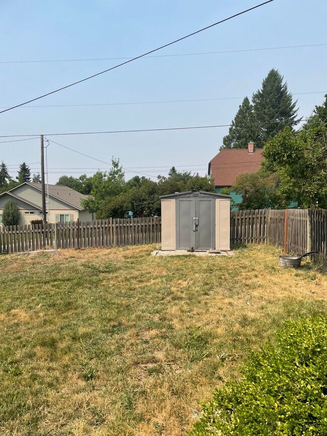 Building Photo - 3 Bedroom, 1.5 bathroom on Pioneer Hill!
