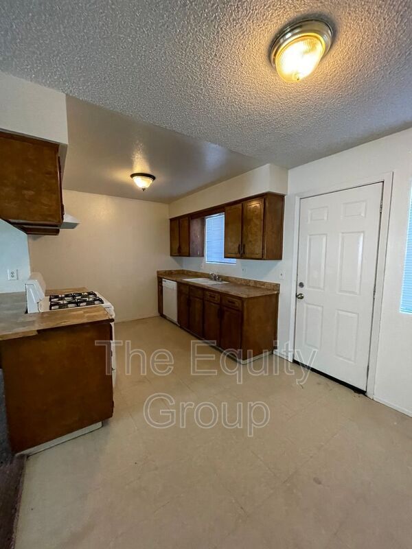 704 S Watson St Unit 2, Visalia, CA 93277 Condo for Rent in Visalia